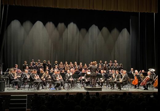 A Banda Municipal e o Coro Cantabile réndenlles homenaxe aos clásicos musicais de Nadal cun concerto no Teatro Colón